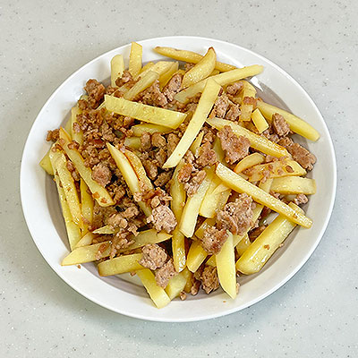 じゃがいもとひき肉の炒め物