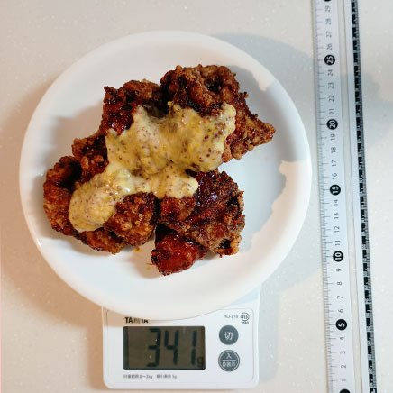 中皿1皿分のヤンニョムチキンのハニーマスタードソースがけ