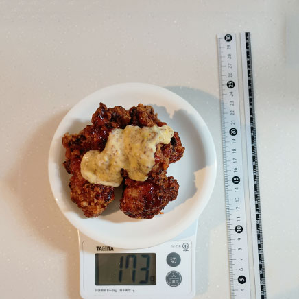 小皿1皿分のヤンニョムチキンのハニーマスタードソースがけ