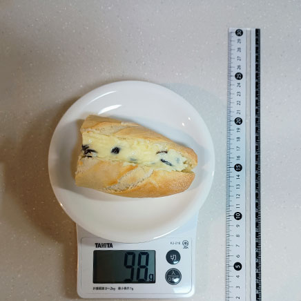 1/2カット分のレーズンバターフランスパン