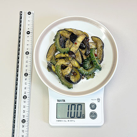 中皿1皿分のなすとゴーヤの味噌炒め