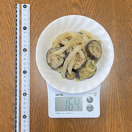 中皿1皿分のなすと玉ねぎの味噌炒め