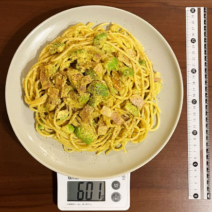 大皿1皿分のアボカドカルボナーラ