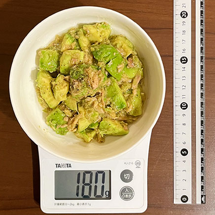 中鉢1杯分のアボカドとツナのサラダ