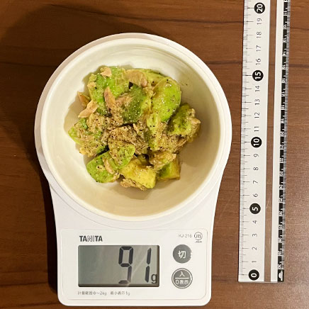 小鉢1杯分のアボカドとツナのサラダ