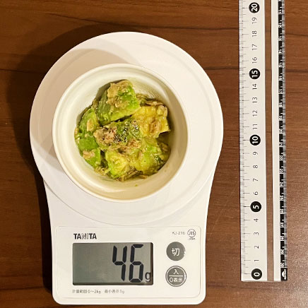 豆鉢1杯分のアボカドとツナのサラダ