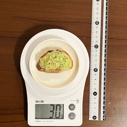 1枚分のアボカドのブルスケッタ