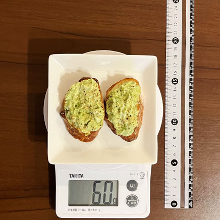 2枚分のアボカドのブルスケッタ