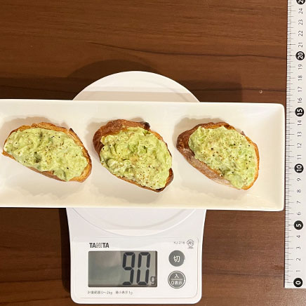 3枚分のアボカドのブルスケッタ