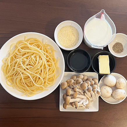 中皿1皿分のきのこクリームパスタに使用した材料(パスタ、しめじ、マッシュルーム、オリーブオイル、バター、パルメザン、牛乳、こしょう)