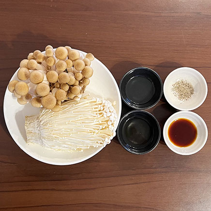 深皿(中)1皿分のきのこサラダに使用した材料(しめじ、えのき、なたね油、酢、醤油、こしょう)