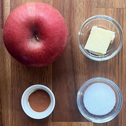 りんご1個分のアップルシナモンに使用した材料(りんご、シナモン、グラニュー糖、バター)