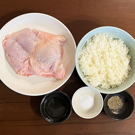 丼1杯分のチキンステーキ丼に使用した材料(鶏肉、ご飯、塩、こしょう、サラダ油)