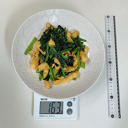 大皿1皿分のほうれん草と油揚げの炒め物