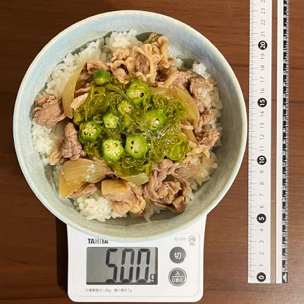 丼1杯分のめかぶオクラ牛丼