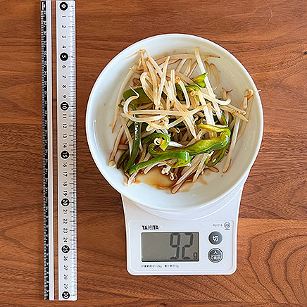 中皿1皿分のもやしとピーマンのオイスターソース炒め