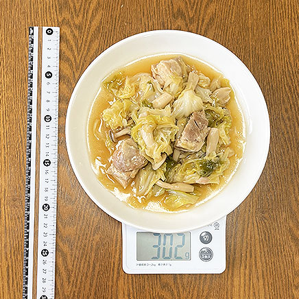 中皿(大)1皿分の鶏肉とキャベツの煮物