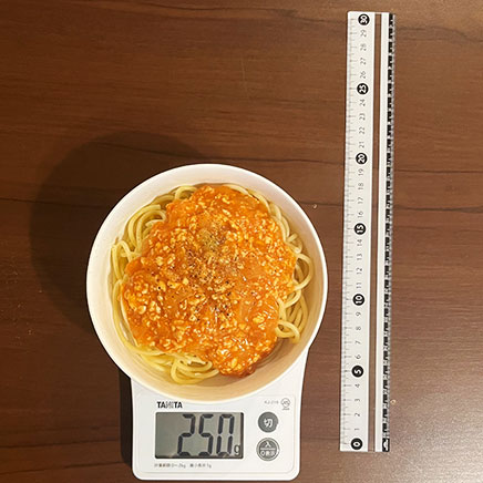 中鉢1杯分の鶏肉のミートソースパスタ