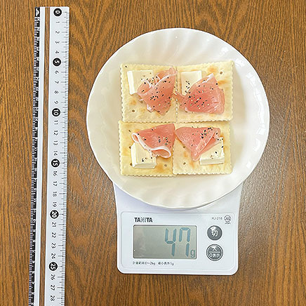 クラッカー4枚分の生ハムチーズクラッカー