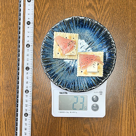 クラッカー2枚分の生ハムチーズクラッカー