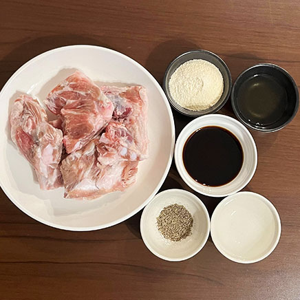 中鉢1杯分の豚軟骨の角煮に使用した材料(豚軟骨、料理酒、てんさい糖、酢、醤油、こしょう)
