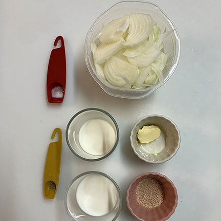 汁椀(中)1杯分のオニオンポタージュに使用した材料(玉ねぎ、バター、コンソメ、牛乳、生クリーム、塩、黒こしょう)