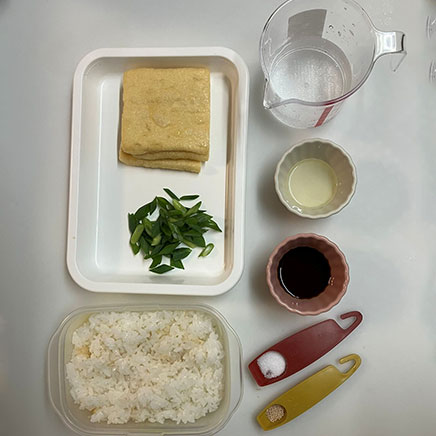 丼1杯分のきつね丼に使用した材料(ご飯、油揚げ、葉ネギ、水、薄口醤油、砂糖、みりん、風味調味料)