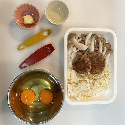卵2個分のきのこオムレツに使用した材料(しめじ、えのき、しいたけ、卵、塩、黒こしょう、サラダ油、バター)