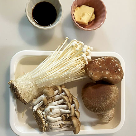 中鉢1杯分のきのこのホイル焼きに使用した材料(しめじ、しいたけ、えのき、バター、ポン酢)
