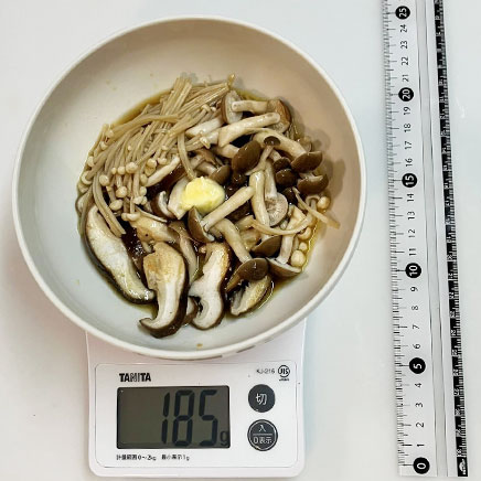 中鉢1杯分のきのこのホイル焼き