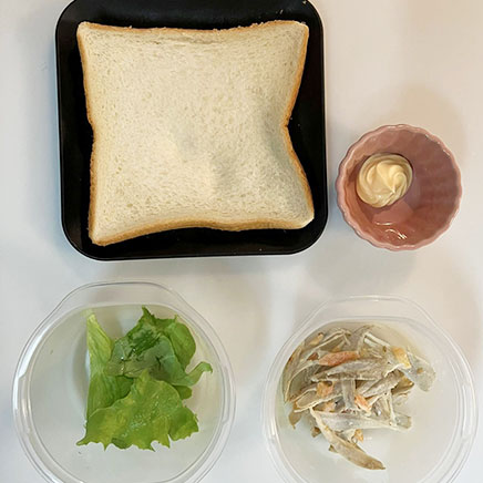 食パン1枚分のごぼうサラダのサンドイッチに使用した材料(食パン、マヨネーズ、ごぼうサラダ、リーフレタス)
