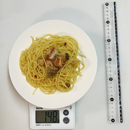 中皿1皿分のサーモンのペペロンチーノ