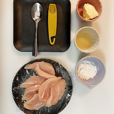 2本分のささみのレモン焼きに使用した材料(ささみ、小麦粉、レモン、バター、塩、こしょう)