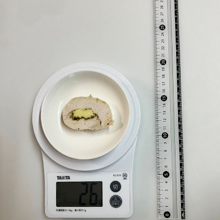 1切れ分のチーズチキンロール