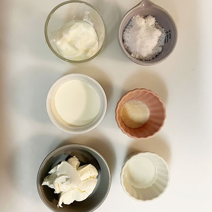 150mlグラス2個分のチーズムースに使用した材料（クリームチーズ、ヨーグルト、生クリーム、砂糖、ゼラチン、水）