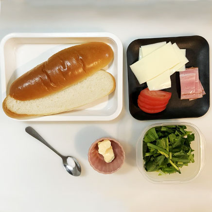 コッペパン1本分のほうれん草のパニーニに使用した材料(コッペパン、ほうれん草、ベーコン、トマト、モッツァレラ、バター、塩)