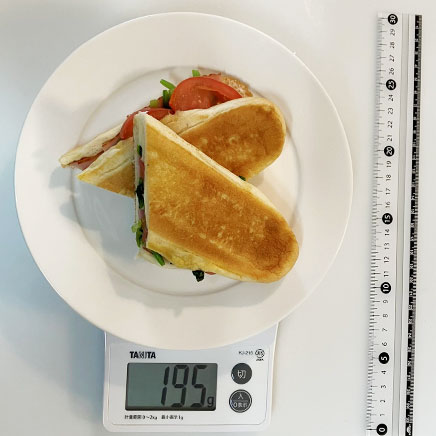 コッペパン1本分のほうれん草のパニーニ