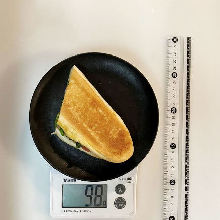 コッペパン1/2本分のほうれん草のパニーニ