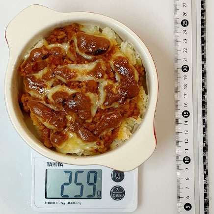 グラタン皿1皿分のミートソースとマッシュポテトのグラタン