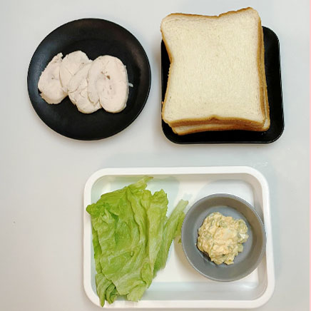 食パン2枚分の鶏ハムのサンドイッチに使用した材料(食パン、鶏ハム、レタス、タルタルソース)