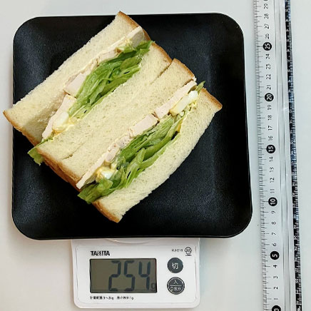食パン2枚分の鶏ハムのサンドイッチ