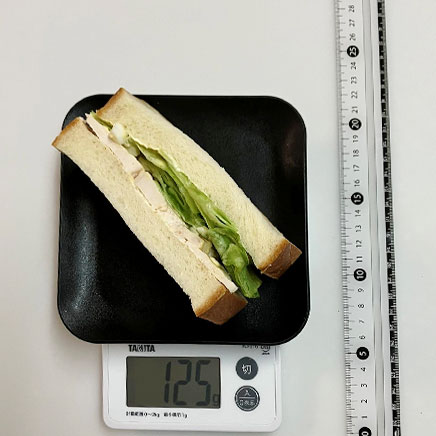 食パン1枚分の鶏ハムのサンドイッチ