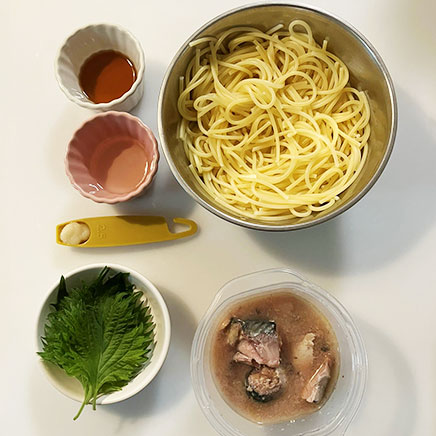深皿(大)1皿分の鯖缶の和風パスタに使用した材料(鯖の水煮、おろしにんにく、パスタ、大葉、サラダ油、めんつゆ(3倍濃縮))