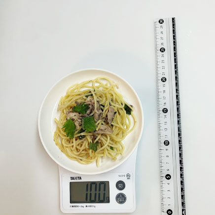 深皿(小)1皿分の鯖缶の和風パスタ