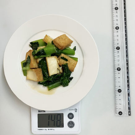 中皿1皿分の小松菜と厚揚げの炒め物