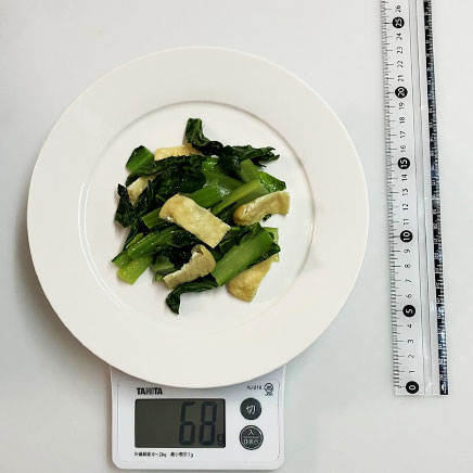 中皿1皿分の小松菜と油揚げの炒め物