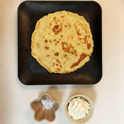 1個分の生クリームクレープに使用した材料（クレープ生地、ホイップクリーム、砂糖）