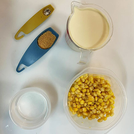汁椀(中)1杯分の豆乳コーンスープに使用した材料(豆乳、水、とうもろこし缶詰、コンソメ、塩、黒こしょう)
