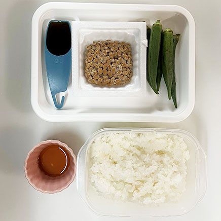 深皿(中)1皿分の納豆オクラ丼に使用した材料(ご飯、オクラ、納豆、めんつゆ、薄口醤油)