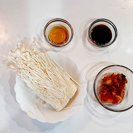 深皿(小)1皿分のえのきのキムチ和えに使用した材料(えのき、キムチ、醤油、ごま油)